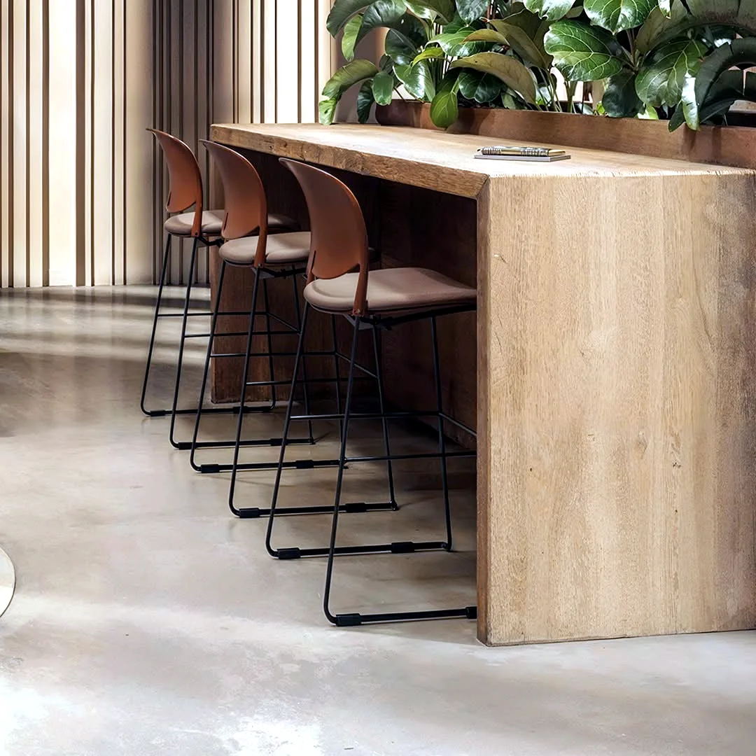 Barra y lounge corporativo amueblado por MG Diseño